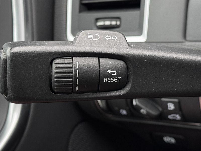 Volvo XC60 D4 R-DESIGN AUT - fotka 31 z 46