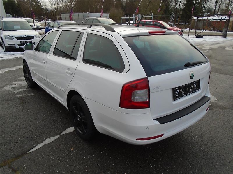 Škoda Octavia 1,6 - fotka 2 z 25