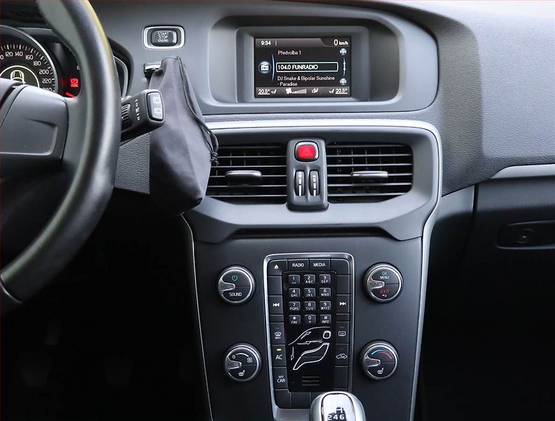 Volvo V40 (2016) 2.0 D2, Serv.kniha - fotka 12 z 16