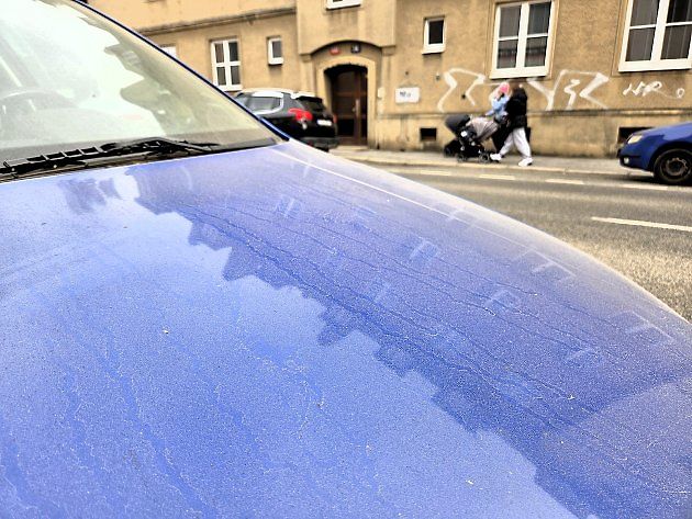 Auta pokrytá vrstvou prachu., zdroj: Deník/Mikulička Jan