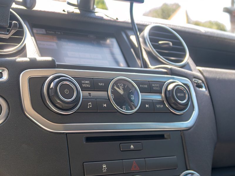 Land Rover Discovery (2013) 3.0D 155KW 7sed – NAVIJÁK - fotka 26 z 57