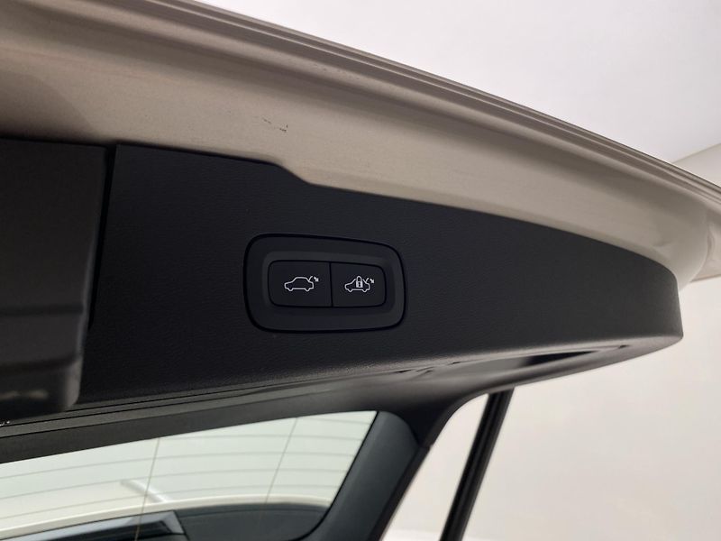 Volvo V60 T6 AWD RECHARGE CORE AUT CZ - fotka 31 z 56