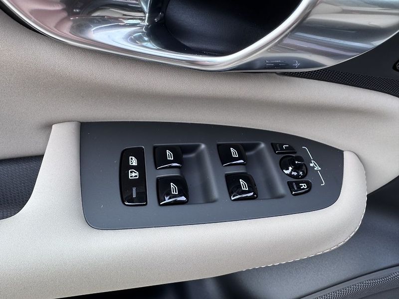 Volvo XC90 PLUS BRIGHT B5 AWD 184 kW - fotka 16 z 28