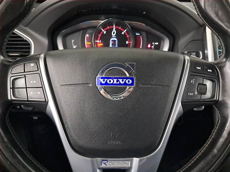 Volvo XC60 (2016) R-Design D5 Polestar, 4X4 - fotka 19 z 23