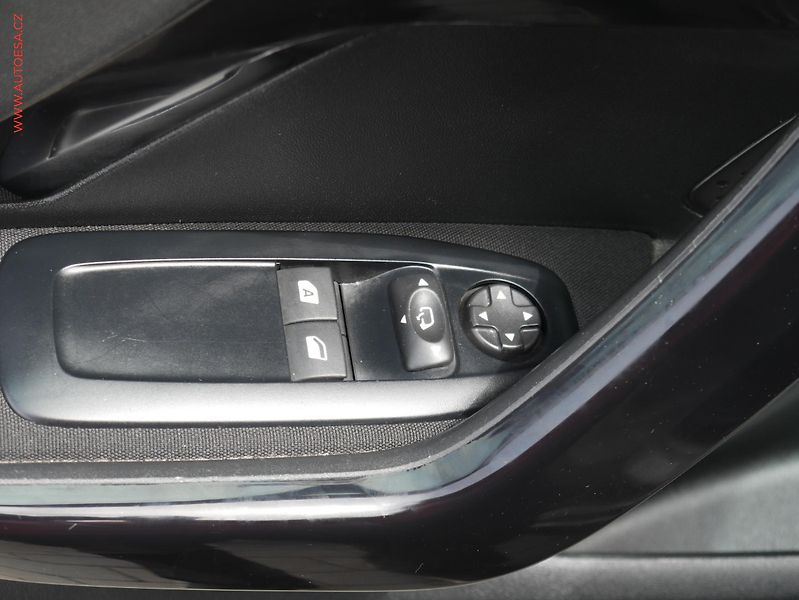 Peugeot 208 (2014) 1.6i, ČR, autoAC, temp - fotka 11 z 15