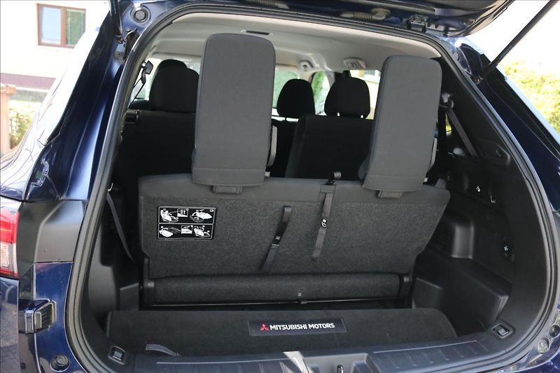 Mitsubishi Outlander 2,4 PHEV, 7míst, Invite - fotka 48 z 53
