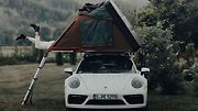Majitelé vybraných modelů Porsche mohou kempovat v přírodě díky střešním stanům.