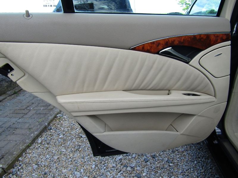 Mercedes-Benz Třídy E (2005) E 320 165kW AUTOMAT BEZ MĚCHŮ - fotka 20 z 35