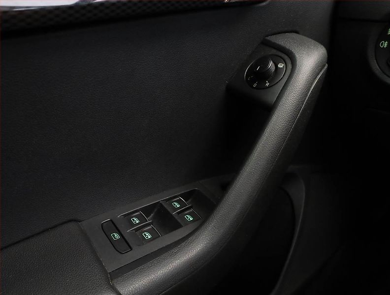Škoda Octavia (2013) RS 2.0 TDI, Xenony, Tempomat - fotka 17 z 19