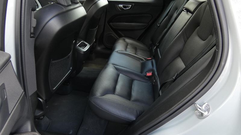 Volvo XC60 B4 mHEV AWD Plus Dark - fotka 18 z 22