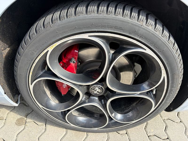 Alfa Romeo Giulia 2.0T 280k AWD Veloce AT8 - fotka 11 z 11