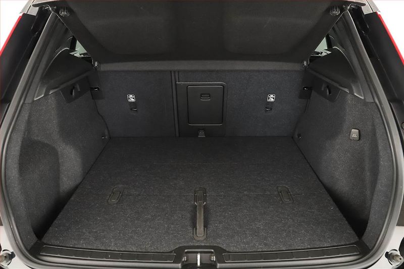 Volvo XC40 (2022) B3 - fotka 17 z 18