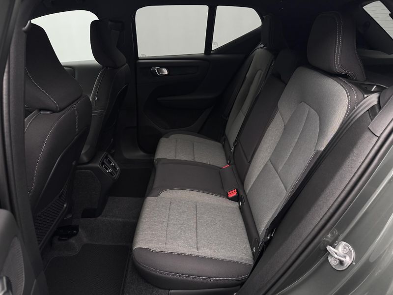 Volvo XC40 (2026) B3 AUT DARK PLUS - fotka 6 z 23