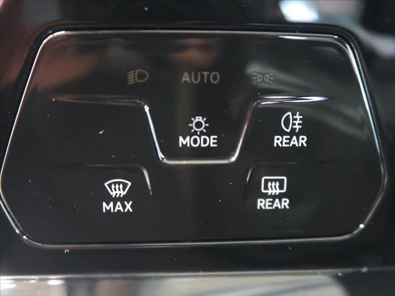 Volkswagen Golf 2,0 TDI Life DSG 1.majitel - fotka 17 z 35