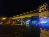 Nehoda ve Vídeňské ulici: pod železničním mostem se zaklínila vrtná souprava převážená na podvalníku.