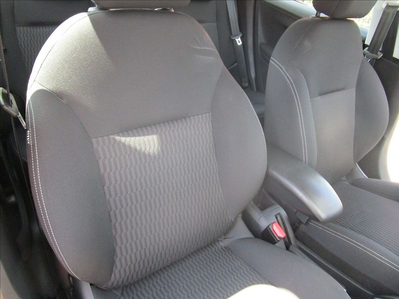 Peugeot 208 1.2i Klima, Navi - fotka 18 z 38