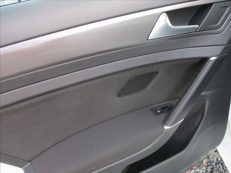 Volkswagen Golf 1,0 TSI,klima,Apple/Android - fotka 10 z 28