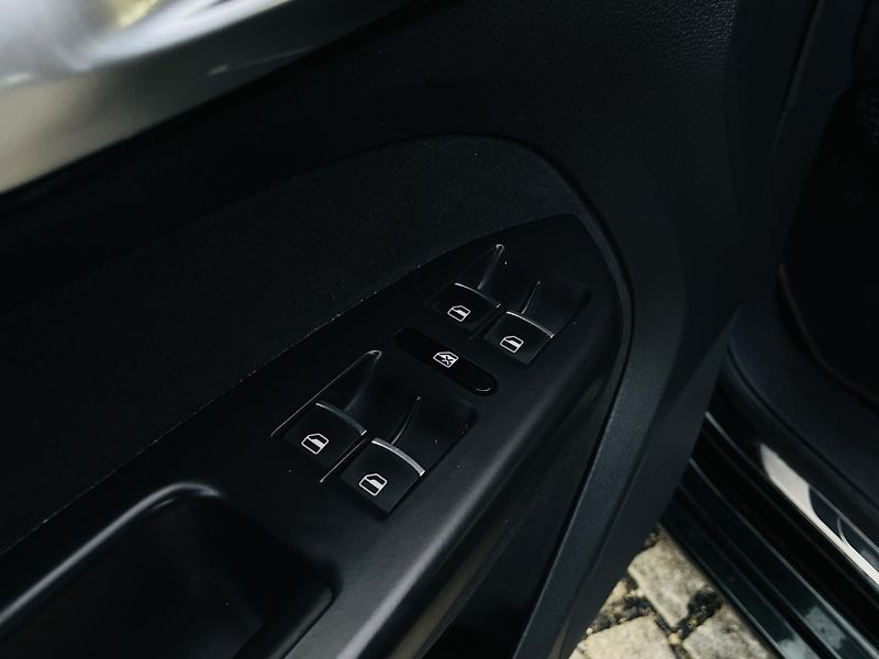 Volkswagen Touran 2.0TD MANUÁL 7MÍST SERVISKA - fotka 33 z 43