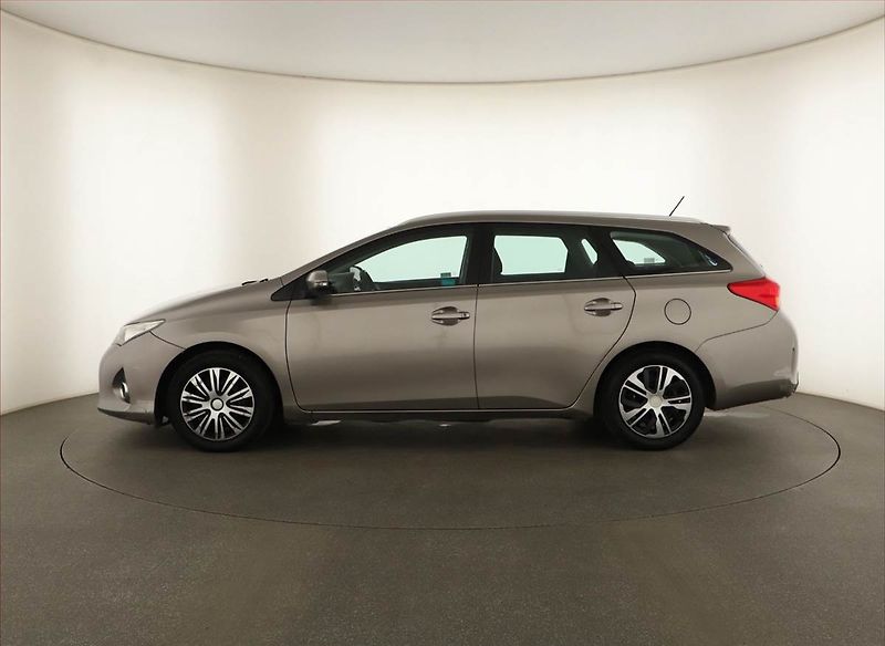 Toyota Auris (2013) 1.6 Valvematic, Serv.kniha - fotka 3 z 12