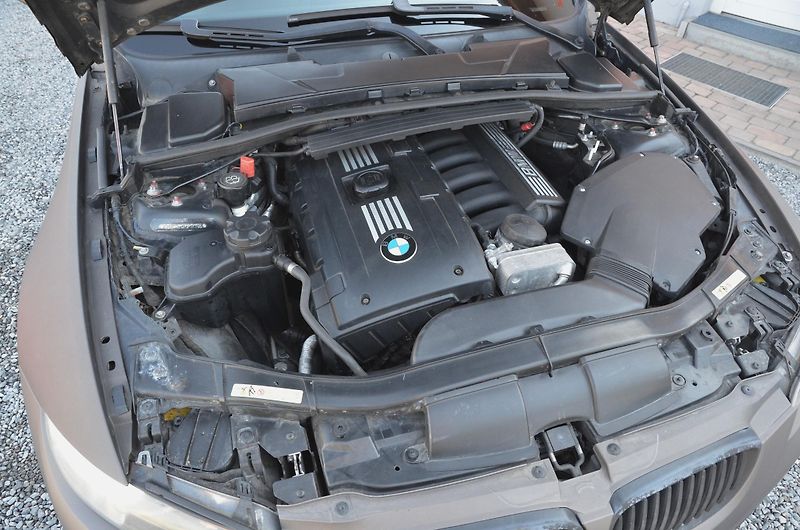 BMW Řada 3 (2009) 325i 155kW E93 Cabrio / manuál - fotka 11 z 28