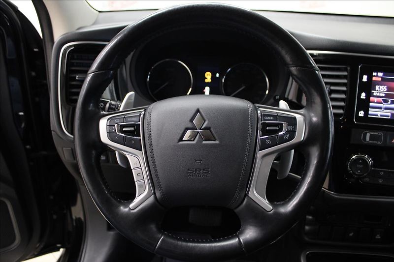 Mitsubishi Outlander 2,0 i Plus 4x4 PHEV Hybrid - fotka 17 z 35