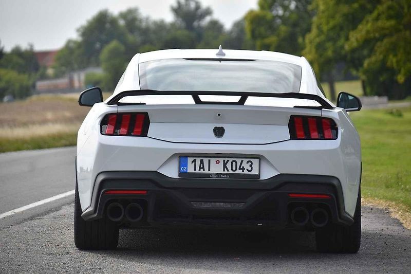 Tento Ford Mustang byl ve výkonnější verzi Dark Horse.