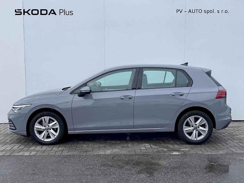 Nejlevnější je ojetá Dacia Spring v elektrické verzi.