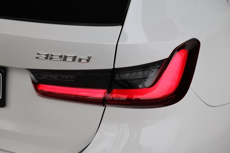 BMW Řada 3 320d xDrive Touring - fotka 16 z 16