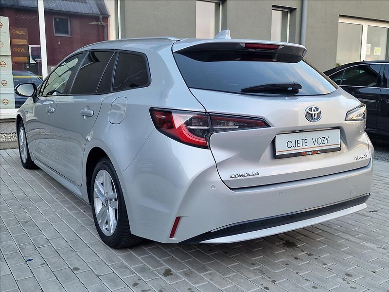 Toyota Corolla 1.8 Hybrid Comfort,ČR ,1.Maj. - fotka 8 z 48