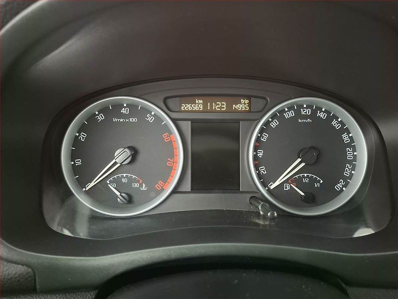 Škoda Fabia (2009) 1.6 16V, nová STK, Tažné - fotka 11 z 14