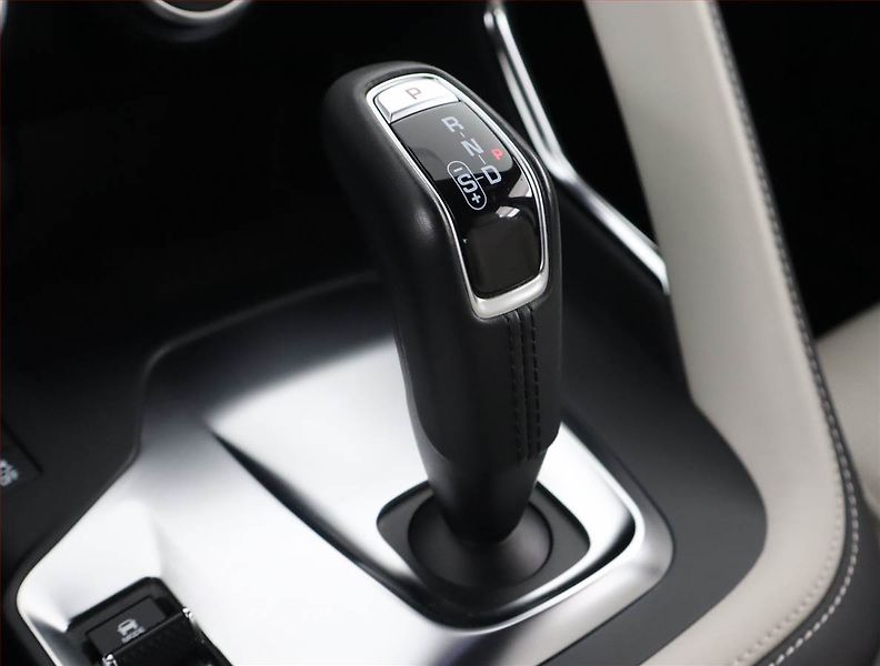 Jaguar E-Pace (2019) P300 AWD - fotka 13 z 26