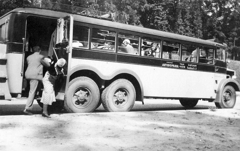 Třínápravové autobusy Tatra T24 patřily mezi cestujícími k velice oblíbeným. Na snímku je autobus z roku 1936.