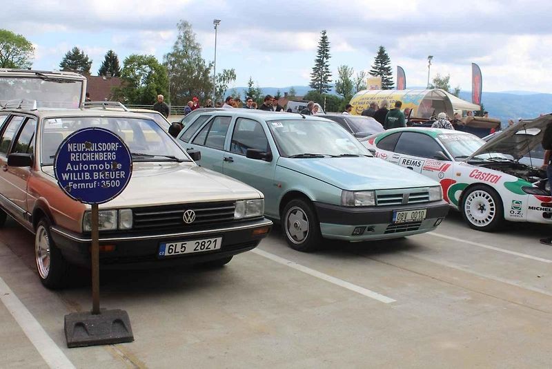 Na Centrální parkoviště P1 ve Skiareálu Ještěd se sjelo přes sedm desítek účastníků.