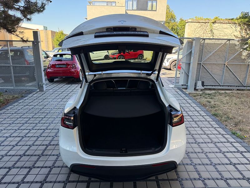 Tesla Model Y Long Range AWD - fotka 34 z 38