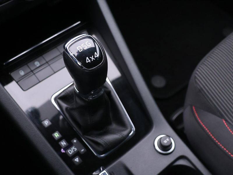 Škoda Octavia 2,0 TDI 4x4 DSG CZ Style Sport - fotka 25 z 34