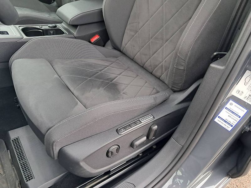Volkswagen Golf (2023) LIFE 1.0 e-TSI / 81 kW DSG7 - fotka 22 z 27