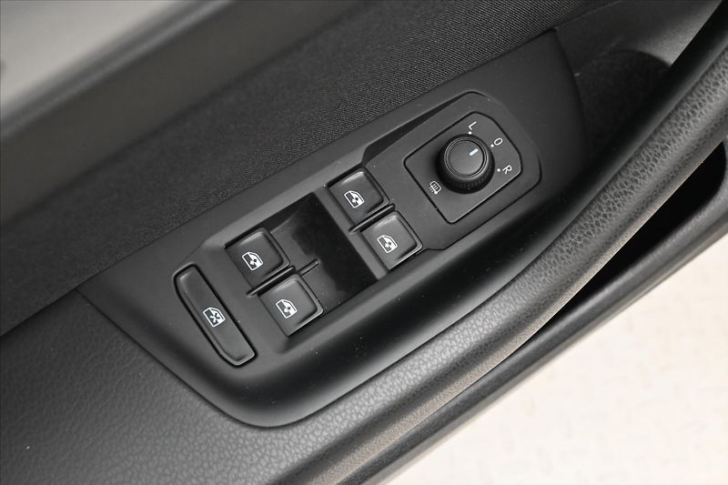 Volkswagen Passat 2,0 TDI 110KW DSG BUSINESS Zár - fotka 26 z 32