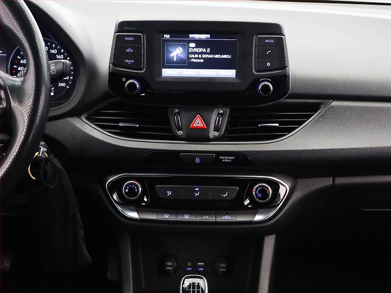 Hyundai i30 (2018) Go! 1.0 T-GDI, Serv.kniha - fotka 10 z 15