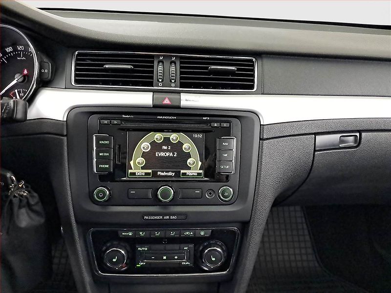 Škoda Superb (2012) Comfort 2.0 TDI, Tempomat - fotka 12 z 15