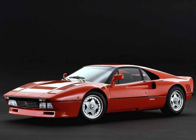 Enzo Ferrari, přezdívaný il Commendatore, byl známý svou soutěživostí a neochotou dělat kompromisy v kvalitě svých vozů.