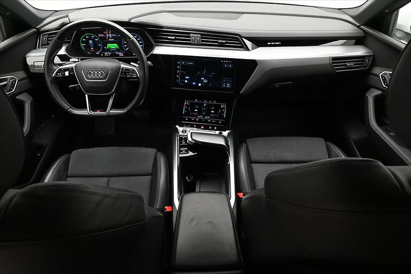 Audi e-tron 55 300 kW QUATTRO S-LINE Záruk - fotka 15 z 31