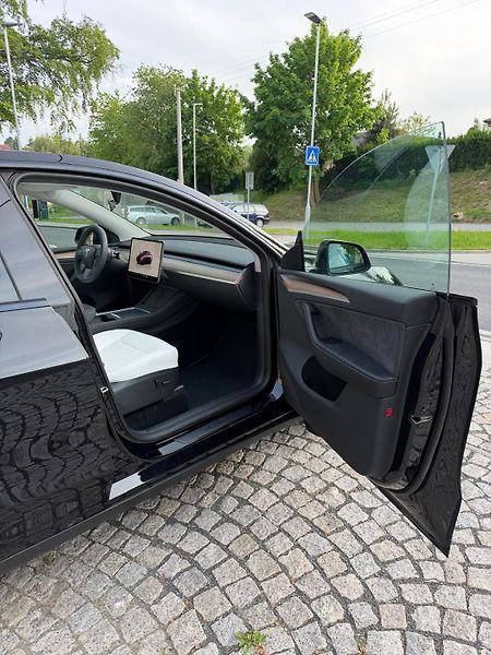 Tesla Model Y (2023) - fotka 11 z 23