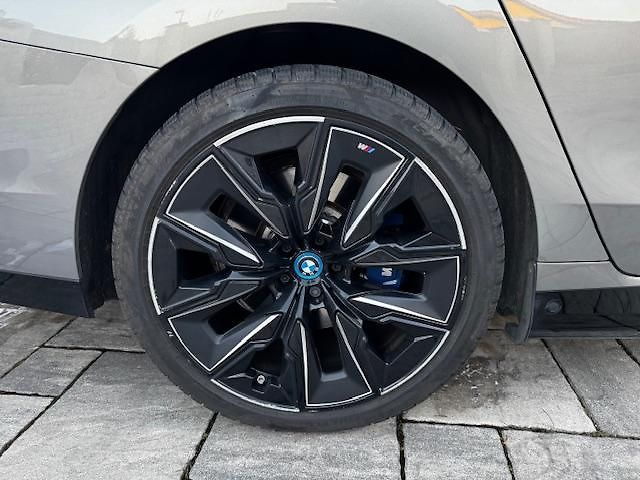BMW i7 (2022) xDrive60 - fotka 8 z 14