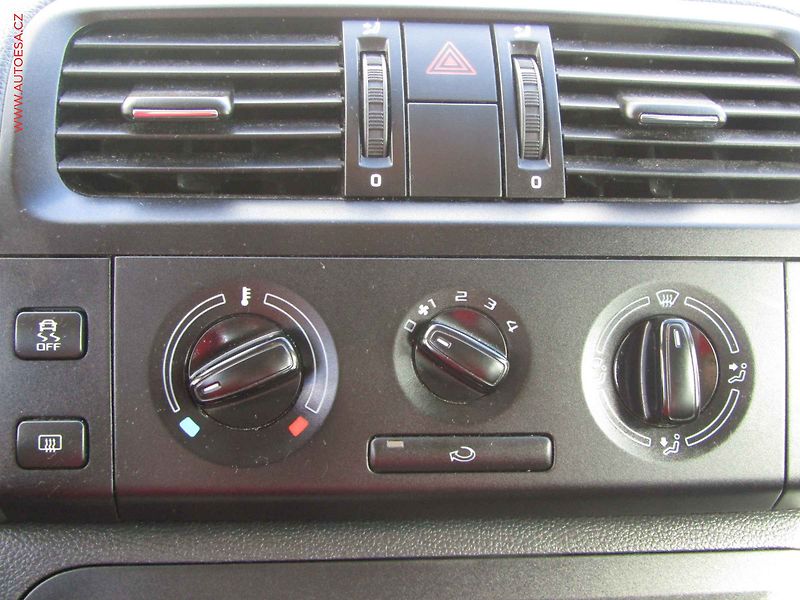 Škoda Fabia (2011) 1.6 TDi, 2.maj,ČR, El.výbava - fotka 13 z 14