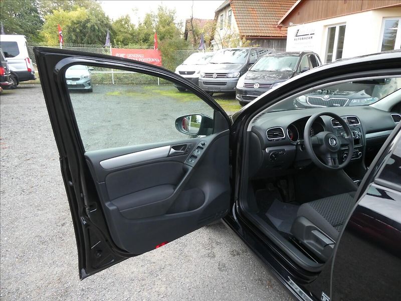 Volkswagen Golf 1,6 TDi 77kW serviska, závěs - fotka 19 z 43