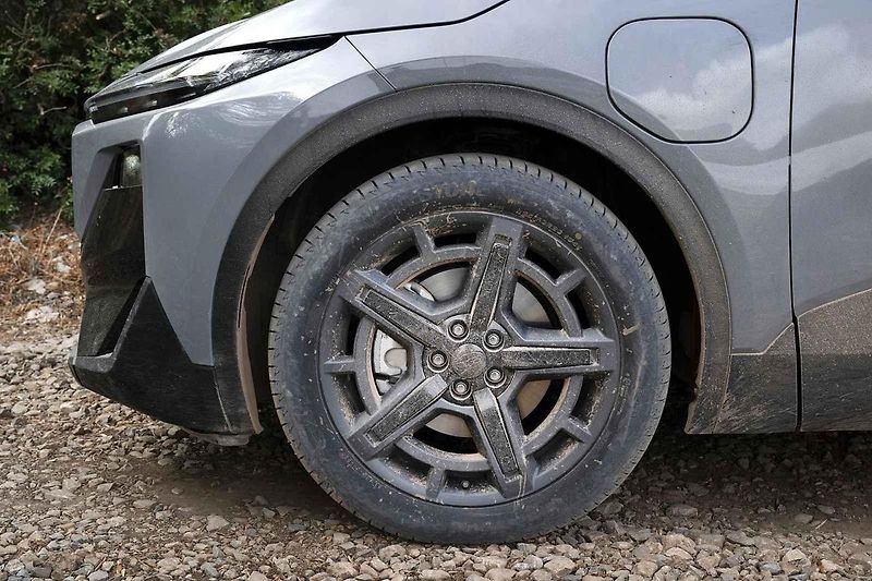 Místy muselo elektrické Subaru Uncharted projíždět i obtížnějším terénem.