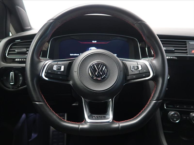 Volkswagen Golf 2,0 TSI 180kW GTI Performance - fotka 23 z 41