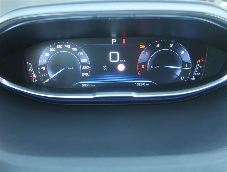 Peugeot 3008 (2018) 1.6 BlueHDi, Automat - fotka 11 z 17