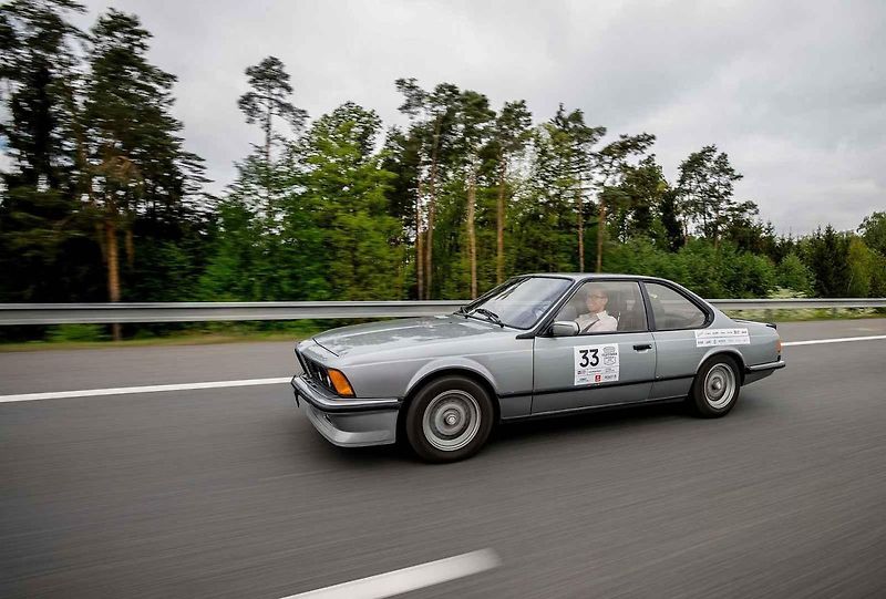 Všichni účastníci s vozy v cíli druhého ročníku Oldtimer Expressu, který mířil z Prahy do řeckých Atén.