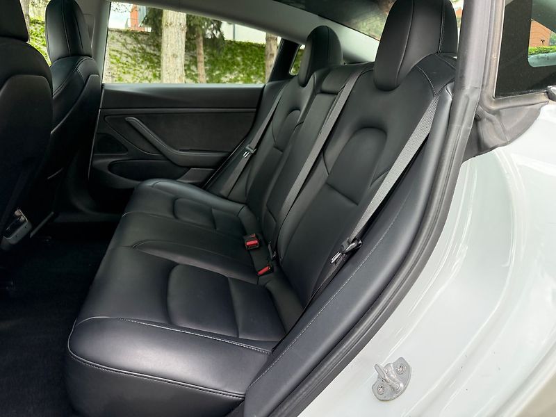 Tesla Model 3 SR Plus REZERVACE - fotka 9 z 39